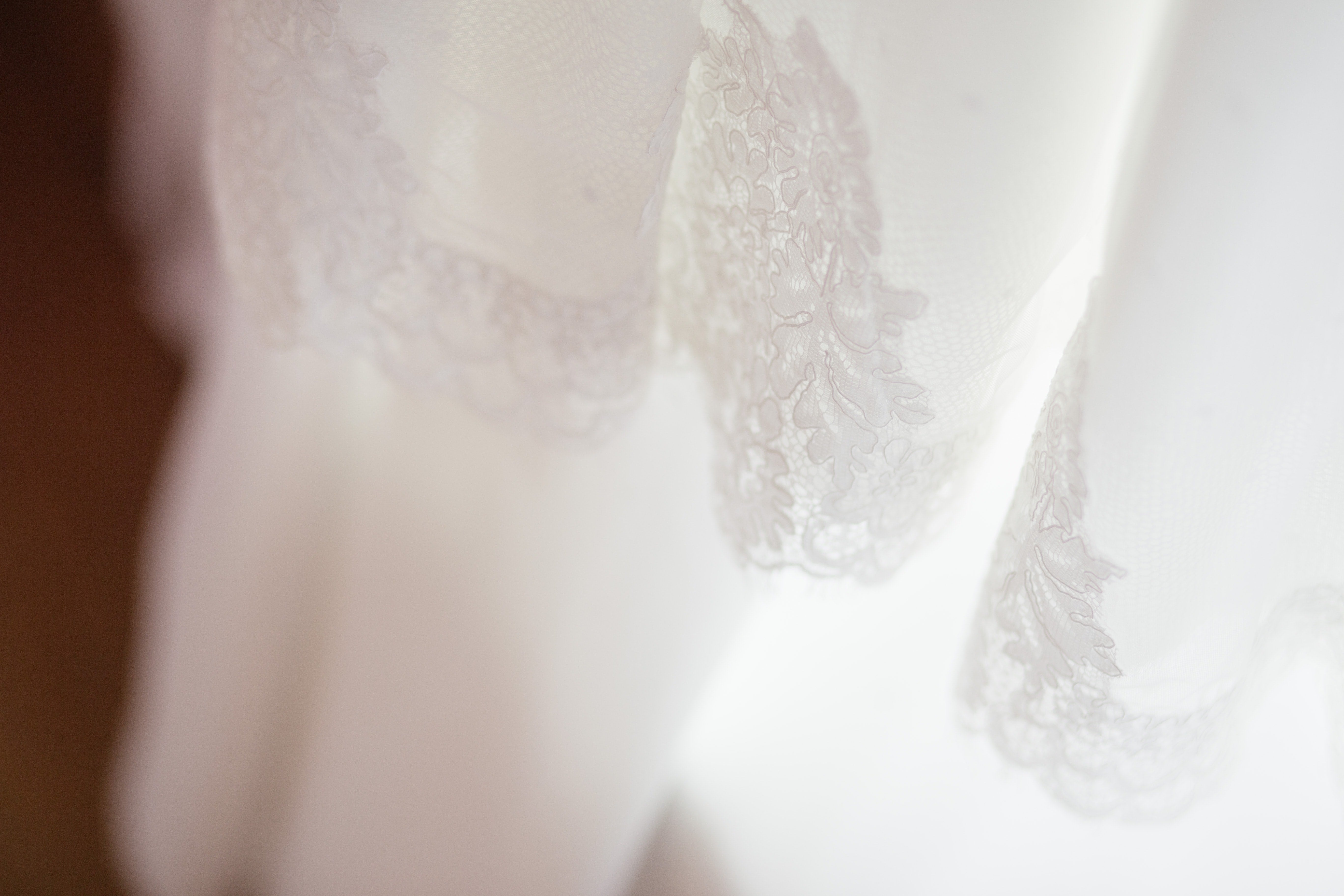 El vestido blanco: un icono de libertad y empoderamiento femenino.