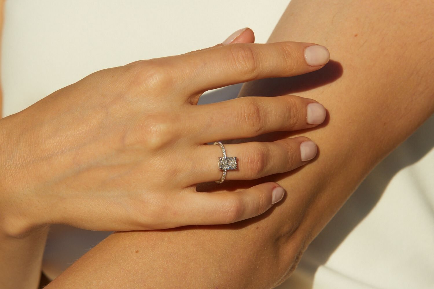 Anillos de compromiso con diamante central radiant y esmeralda