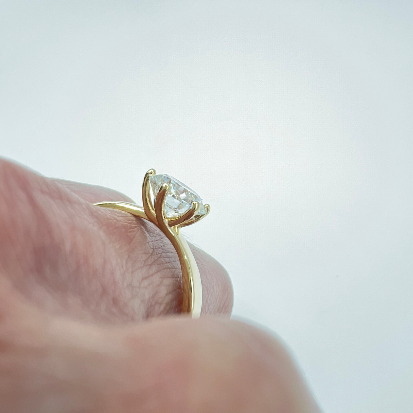 Rocío Solitaire Engagement Ring with Created Diamond
