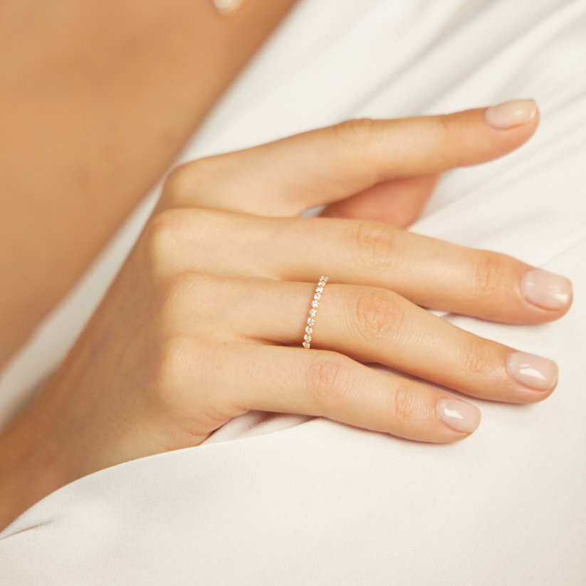 Alliance en basalte fin avec diamants créés
