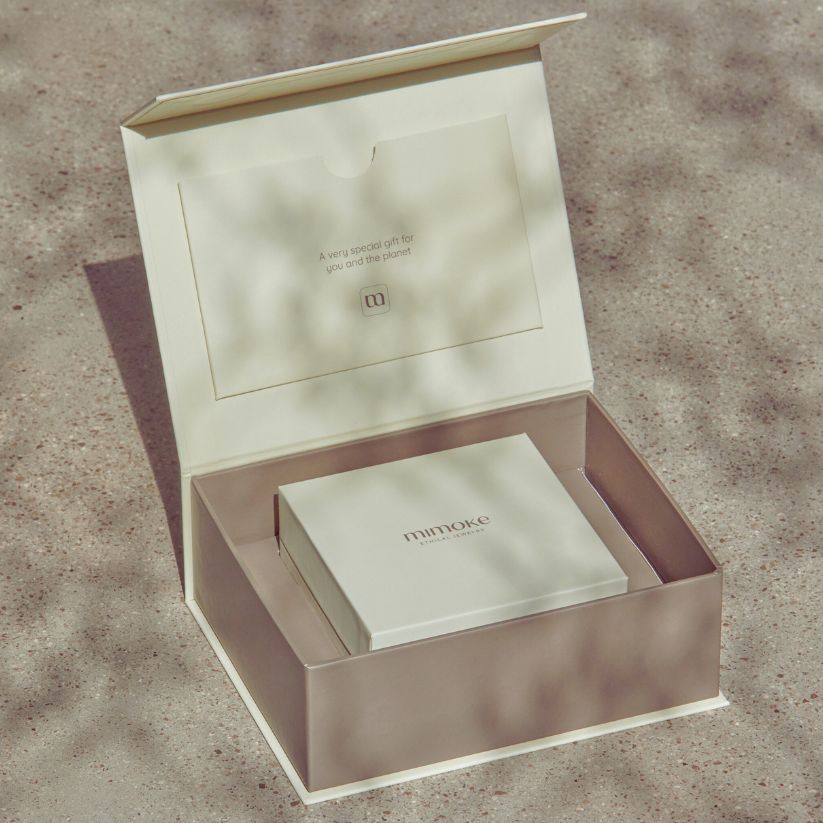 Coralina pendant made of pavé embossed with Diamonds created with its chain