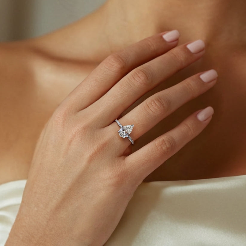 Anillo de compromiso Diana con diamante central creado Perilla · entrega rápida