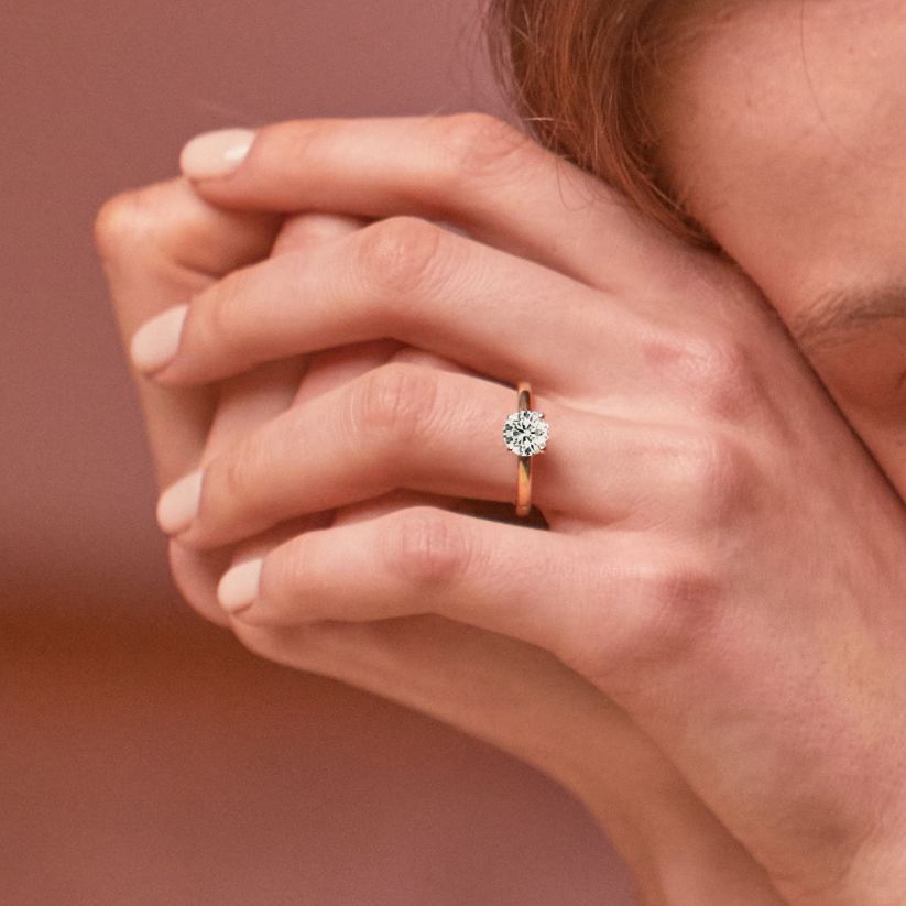 Anillo de compromiso Isabel con halo escondido y Diamantes creados