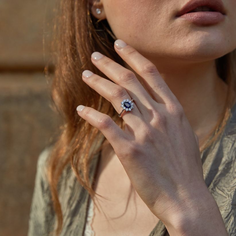 Anillo de compromiso Kate Zafiro con Diamantes creados