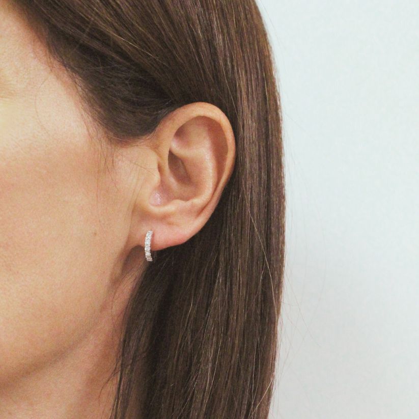 Petites boucles d'oreilles Amaris avec diamants synthétiques