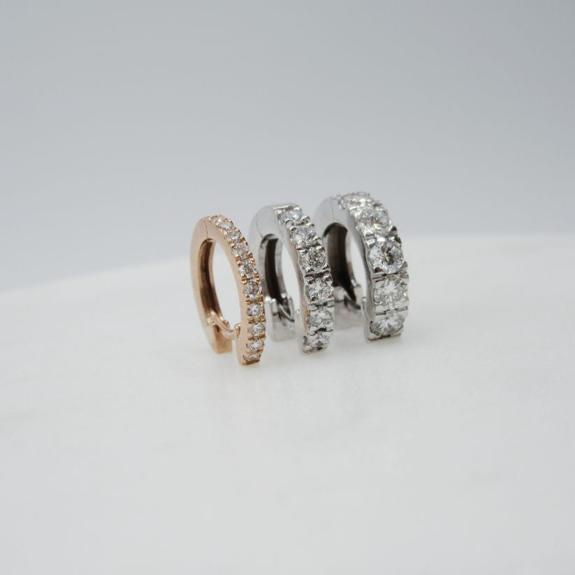 Petites boucles d'oreilles Amaris avec diamants synthétiques