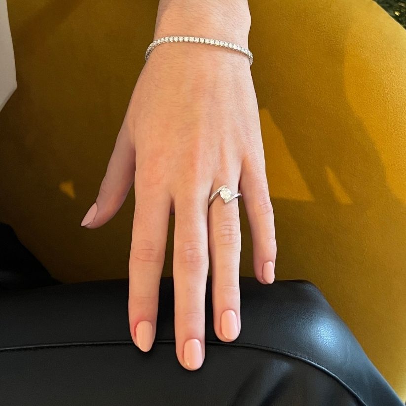 Bague de fiançailles solitaire Embrace avec diamant créé