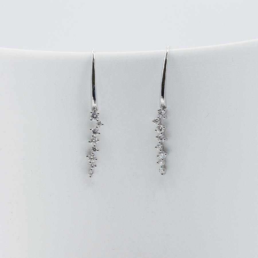 Boucles d'oreilles longues en diamant créé par Erica