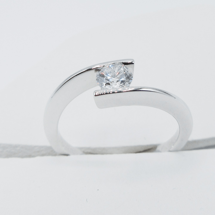 Bague de fiançailles solitaire Embrace avec diamant créé