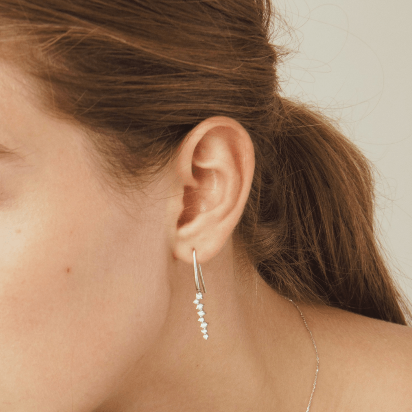 Boucles d'oreilles longues en diamant créé par Erica