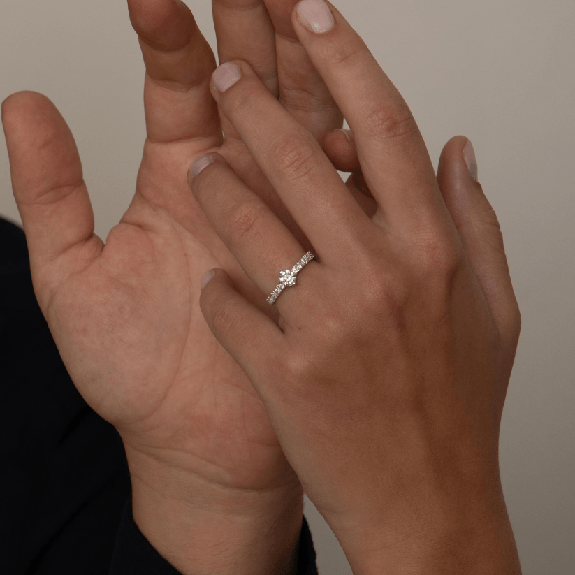 Anillo Fuji con Diamantes creados