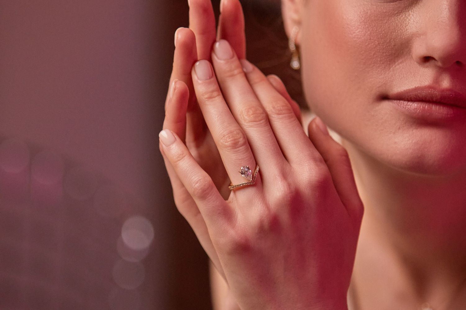 Anillos de compromiso con diamante central Perilla o Marquise