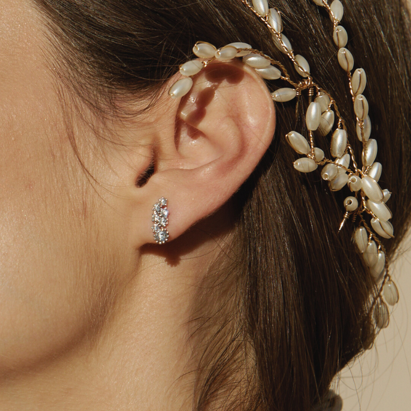
                  
                    Boucles d'oreilles en ébène avec diamants synthétiques
                  
                