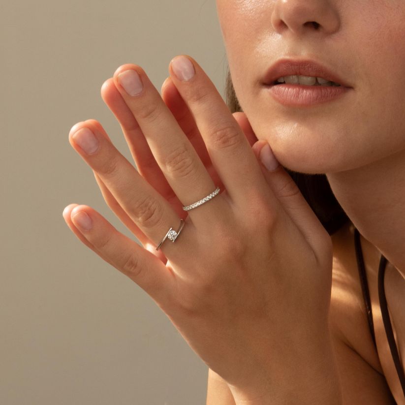 Anillo de Compromiso Embrace Solitario con diamante creado · entrega rápida