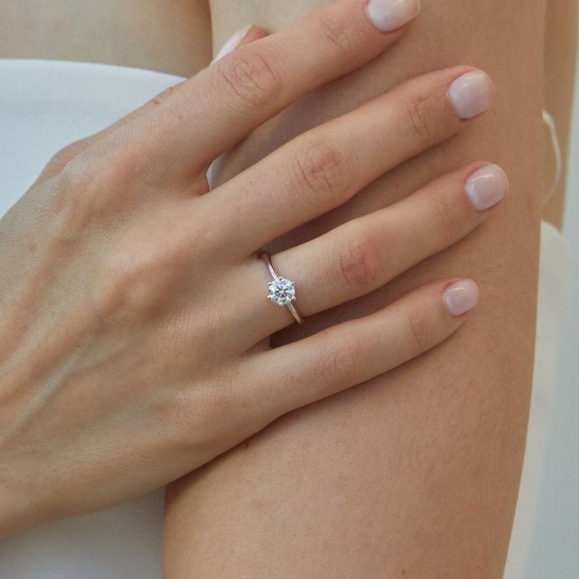 
                  
                    Bague de fiançailles solitaire Lura avec diamant créé · livraison rapide
                  
                