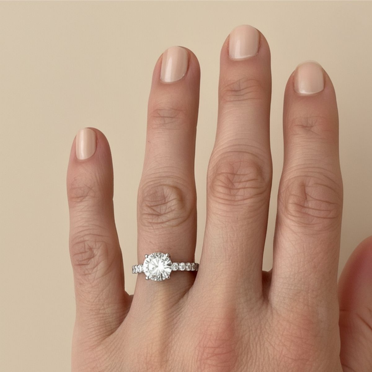 Anillo de compromiso Norah acompañado con Diamantes Creados Limited Edition