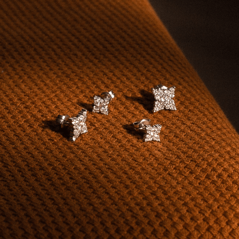 
                  
                    Boucles d'oreilles en diamant créées par Mara
                  
                