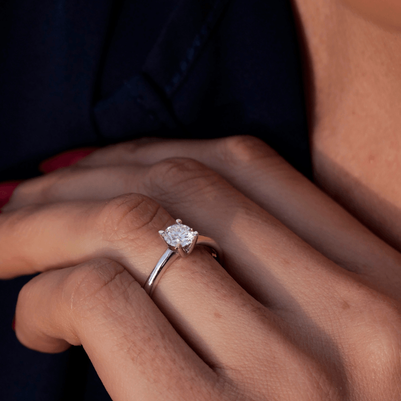 
                  
                    Bague de fiançailles solitaire polaire avec diamant synthétique
                  
                