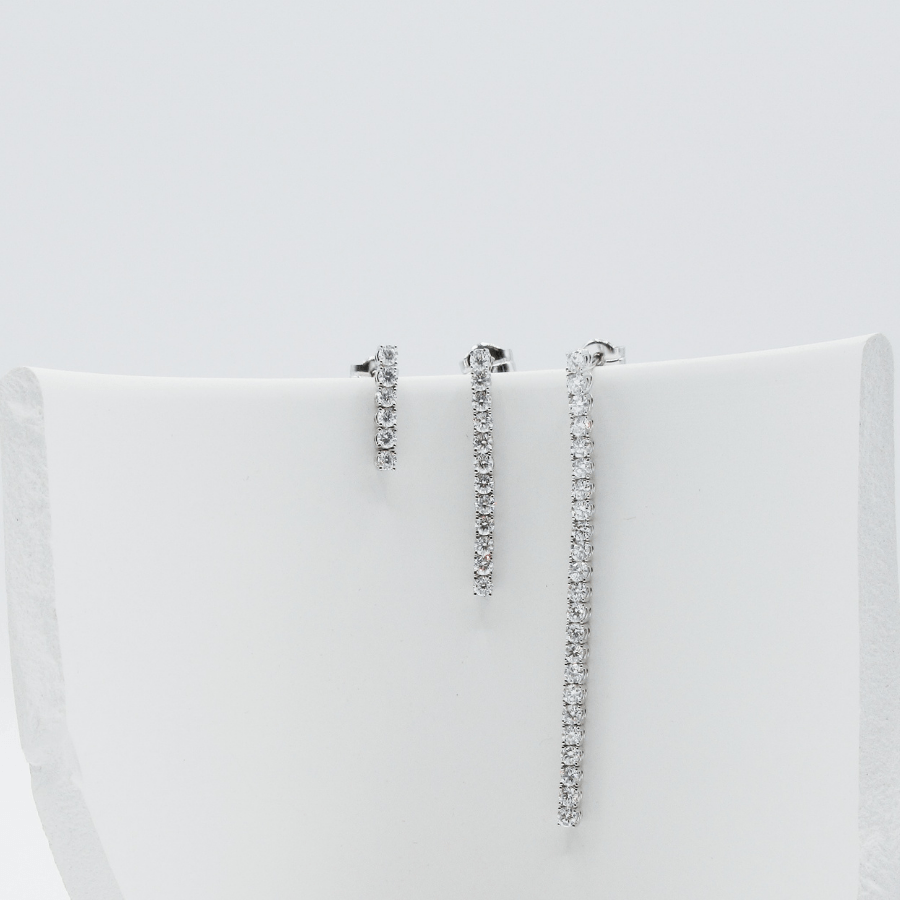 
                  
                    Boucles d'oreilles en diamant créé par Riviere Sumin
                  
                