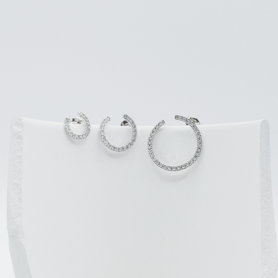 
                  
                    Boucles d'oreilles en diamant créées par Selene
                  
                