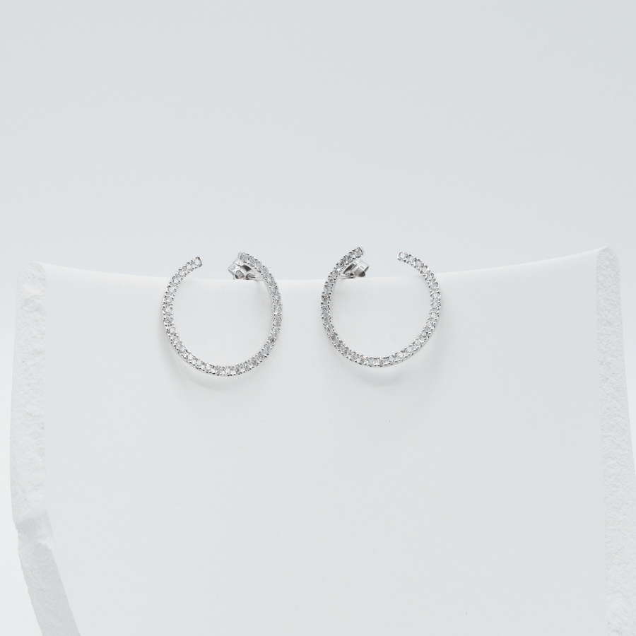 
                  
                    Pendientes Selene de oro 18K y diamantes con entrega rápida
                  
                