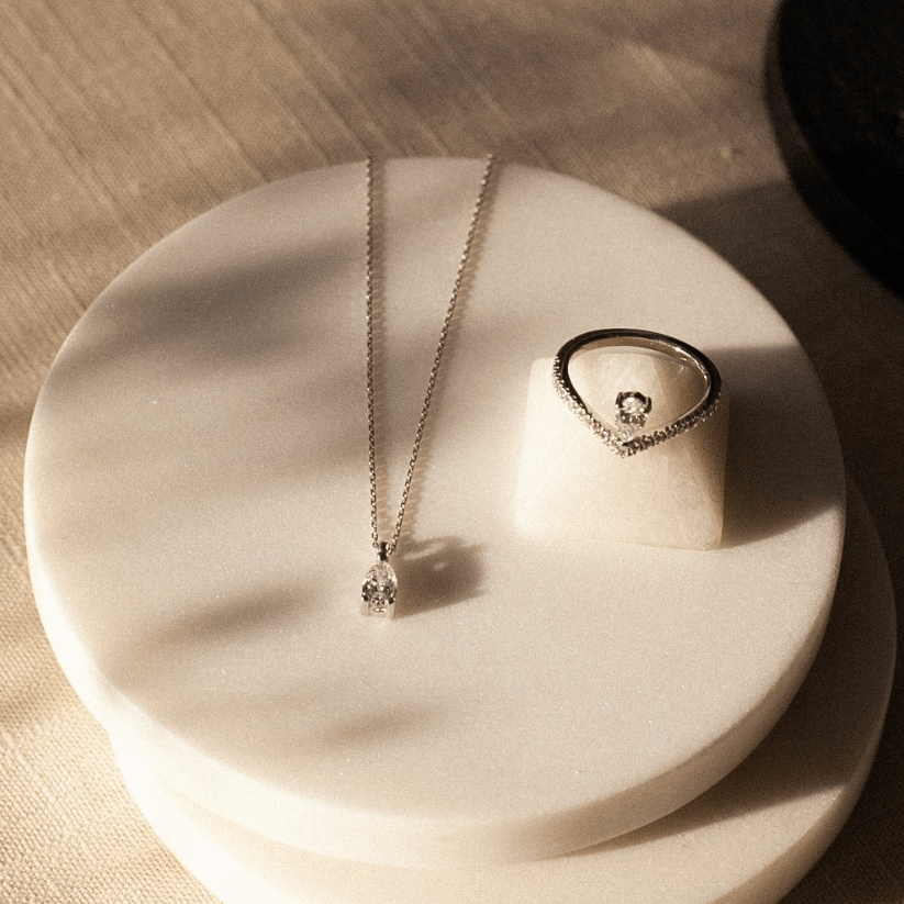 
                  
                    Drop pendant with created diamonds and its chain · fast delivery
                  
                