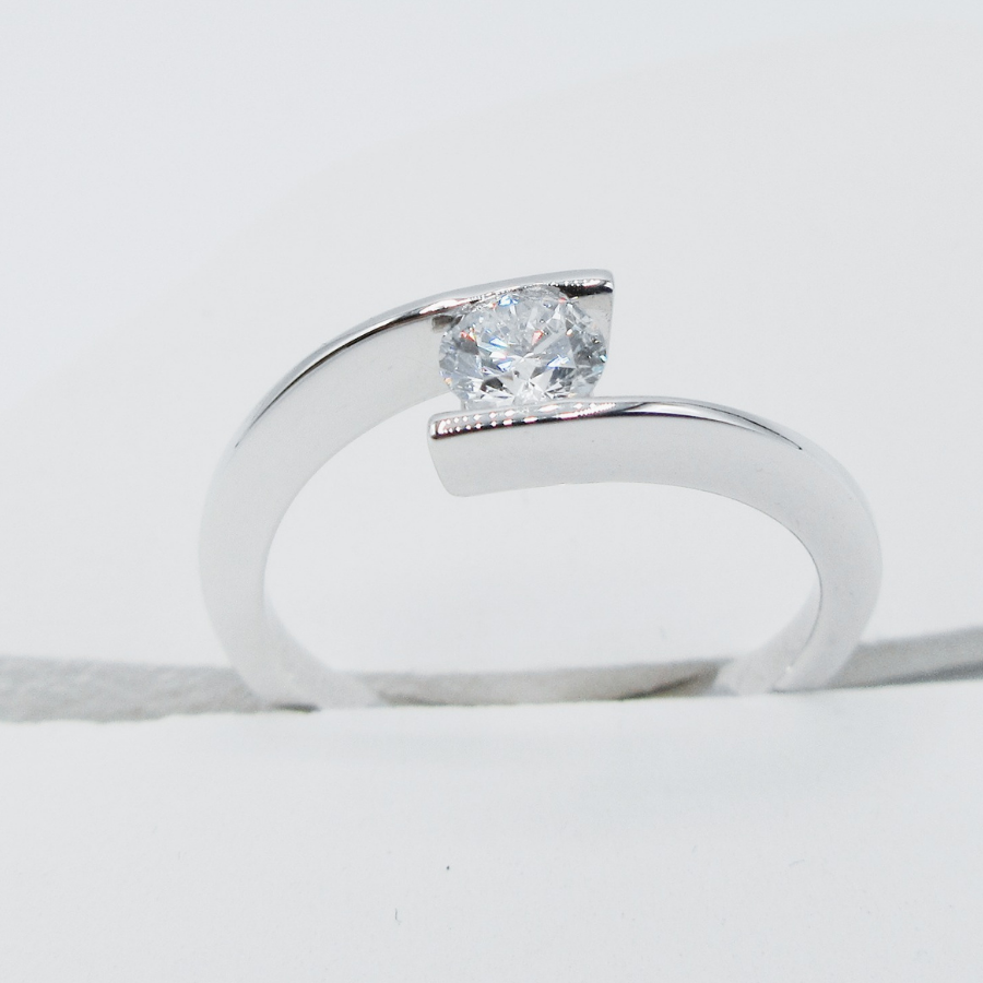Anillo de Compromiso Embrace Solitario con diamante creado · entrega rápida