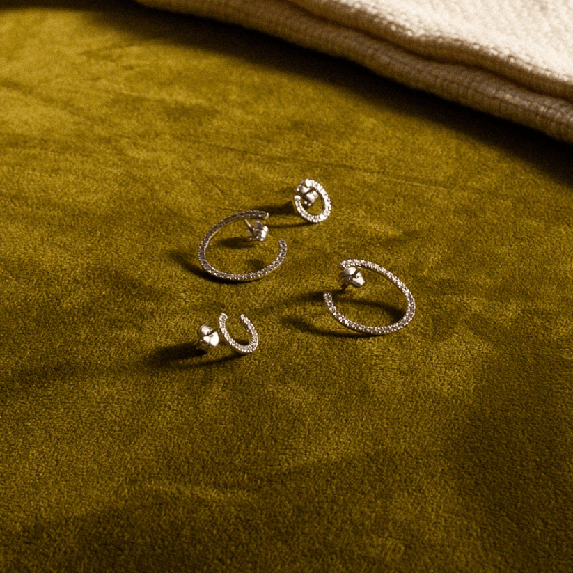 
                  
                    Pendientes Selene de oro 18K y diamantes con entrega rápida
                  
                